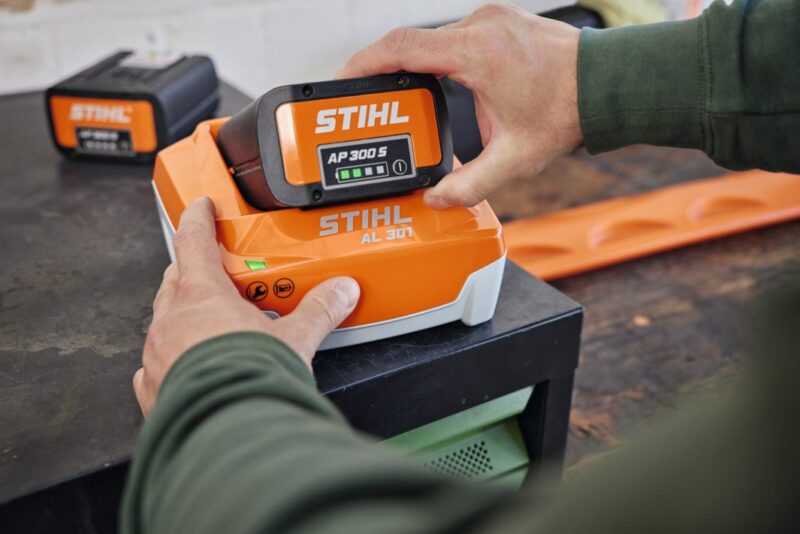 CARREGADOR STIHL RAPIDO AL 301 220V - Imagem 3