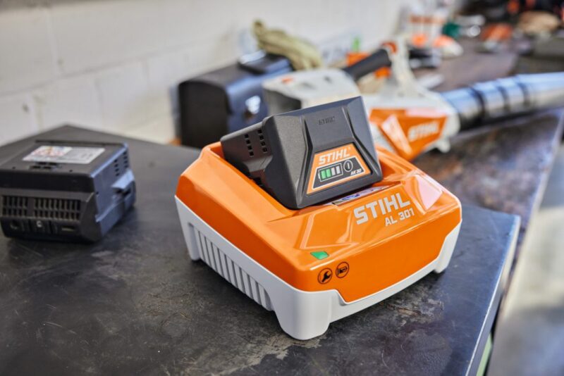 CARREGADOR STIHL RAPIDO AL 301 220V - Imagem 2